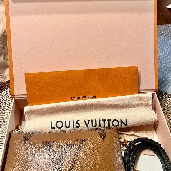 Double Zip Pochette Reverse Monogram Giant LV sling - Picture 8 of 13